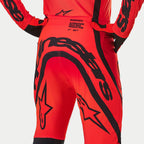Alpinestars Supertech Ember LE Hose, Motocross-Hose, Fluo-Rot und Hellrot mit schwarzen Grafiken, Rückansicht mit markantem Branding und „Race Spec Production“-Schriftzug am unteren Rücken, leistungsorientiertes Design für den Offroad-Rennsport