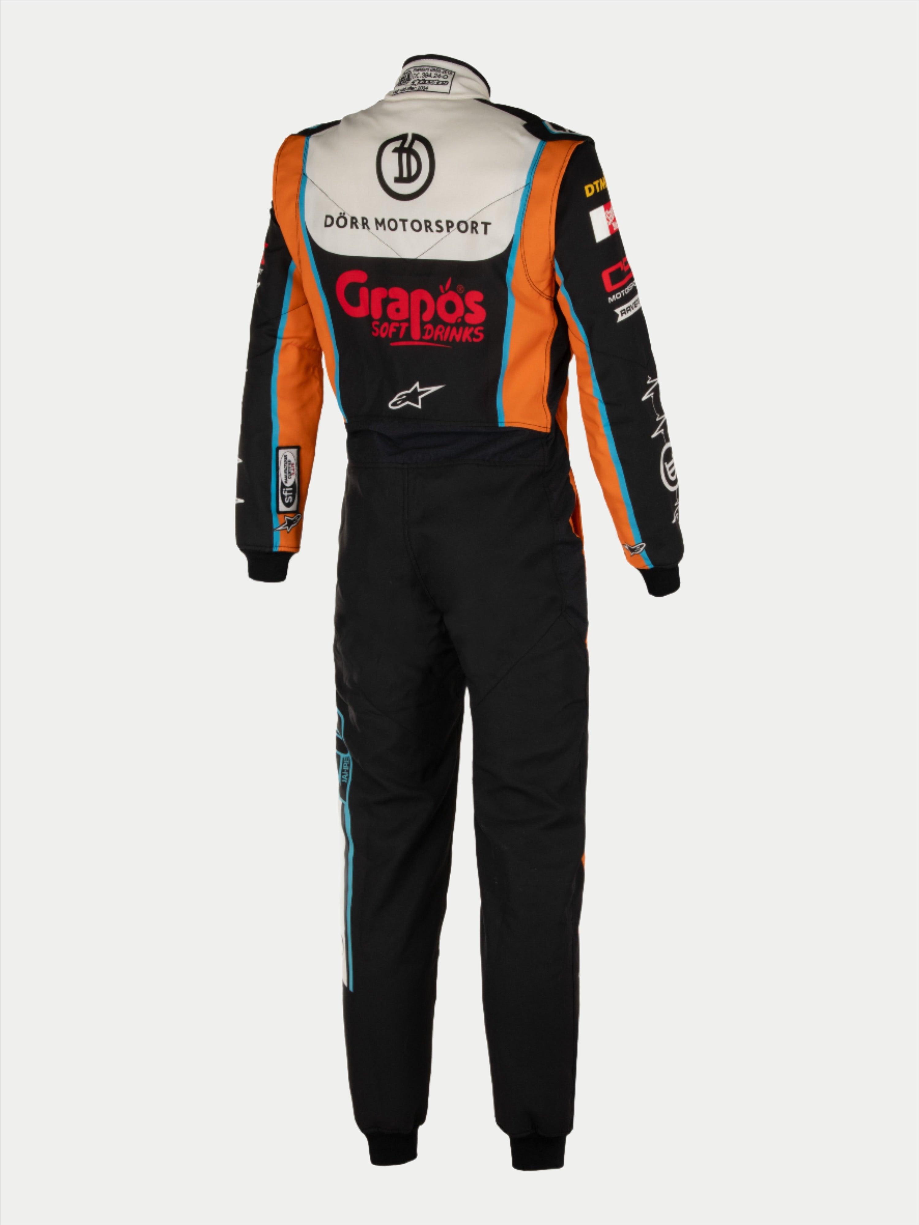 Alpinestars Tech Vision V3 Maßanzug, Rückansicht eines personalisierten Autorennen-Anzugs, Schwarz und Orange mit weißem oberem Rückenbereich, mit individuellen „Dörr Motorsport“ und „Grapos“ Sponsor-Logos, hellblaue Akzente, professionelle FIA/SFI-zertifizierte Rennausrüstung