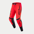 Alpinestars Supertech Ember LE Hose, Motocross-Hose, Rot Fluo und Hellrot mit schwarzen Akzenten, markante Alpinestars-Logos an den Oberschenkeln, perforierte Zonen zur Belüftung und schwarze Einsätze an den Beininnenseiten und Schienbeinen, Hochleistungsausrüstung für den Offroad-Rennsport