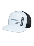 Alpinestars Alter Trucker Hat, Weiß und Schwarz, strukturierte weiße Krone und flacher Schirm, schwarze Mesh-Rückseite, vertikales „astars“-Branding und reflektierender Logo-Print, lässige Motorsport-Kopfbedeckung